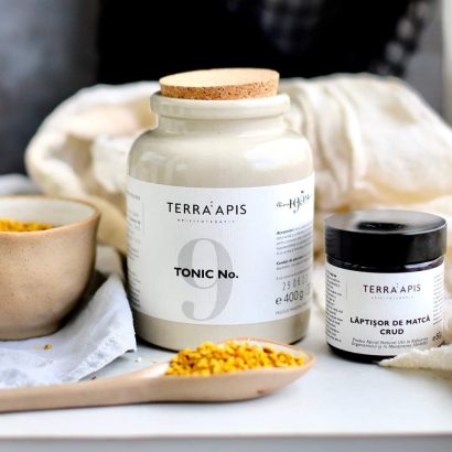 O combinație unică de miere crudă, polen, propolis, lăptișor de matcă crud și extracte de plante (cătină, fenicul, armurariu).