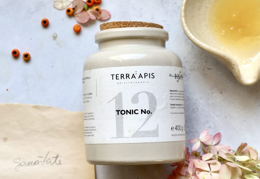 Borcan cu miere Apiarium și produse apicole, simbol al disciplinei zilnice ca medicament invizibil pentru sănătate naturală