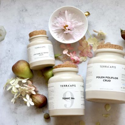 Borcan cu miere Apiarium și tonice apicole naturale, simbol al imunității și echilibrului corpului la schimbarea de anotimp
