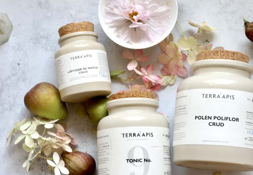 Borcan cu miere Apiarium și tonice apicole naturale, simbol al imunității și echilibrului corpului la schimbarea de anotimp