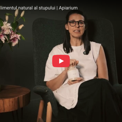 Păstură Apiarium în borcan de sticlă, produs apicol premium, vedere detaliată asupra granulelor naturale fermentate din polen.