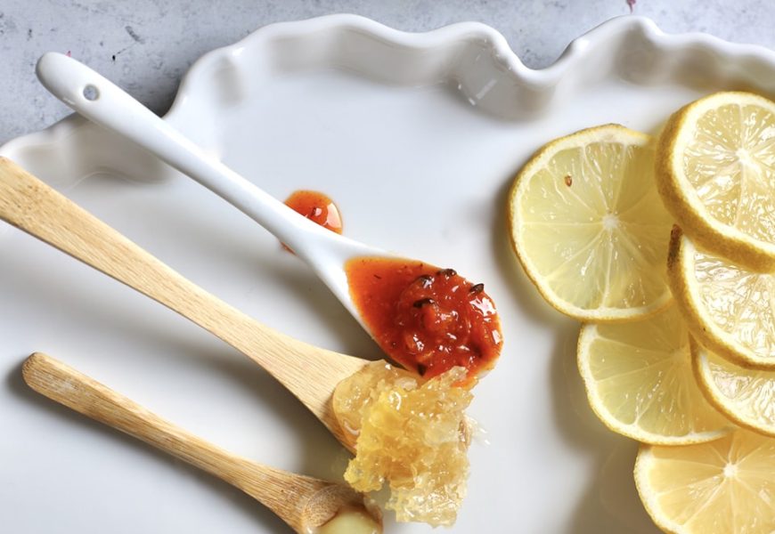 Atelier educațional de apiterapie pentru copii 4–9 ani, desfășurat într-o școală internațională, cu materiale senzoriale despre albine: miere, polen, ceară și elemente ale stupului, într-un context educațional atent coordonat.